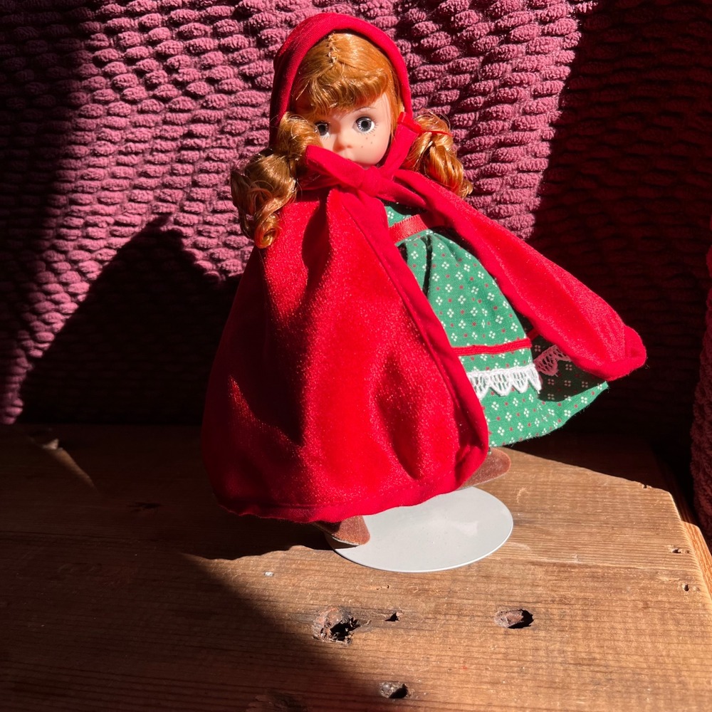 Madame Alexander Legends Red Riding Hood Doll 1996 Vintage Collectible Stand